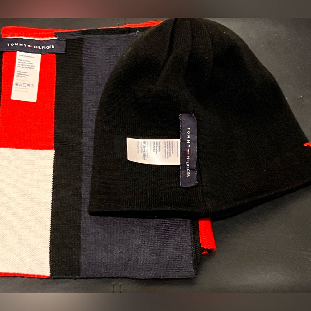 Beanie and Scarf set by Tommy Hilfiger - Picture 3 of 4